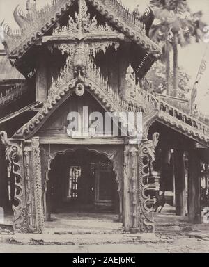 Ein Foto von Linnaeus Tripe aus dem Jahr 1855, das eine geschnitzte Tür im Innenhof der Shwe Zeegong Pagode zeigt und architektonische Details, Schnitzereien und historisches Design zeigt. Stockfoto