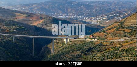 Brücke über einen Fluss, Valdigem, Viseu District, Douro-tal, Portugal Stockfoto