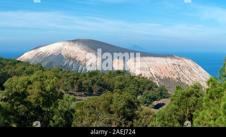 Panoramablick auf den Vulkan Vulkan, Äolische Inseln, Italien Stockfoto