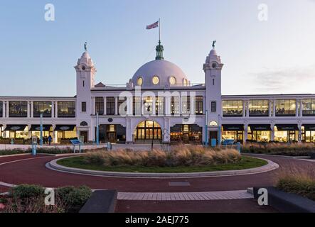 Spanische Stadt, Whitley Bay in der Dämmerung nach Sanierung Stockfoto