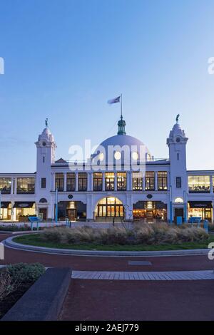 Spanische Stadt, Whitley Bay in der Dämmerung nach Sanierung Stockfoto