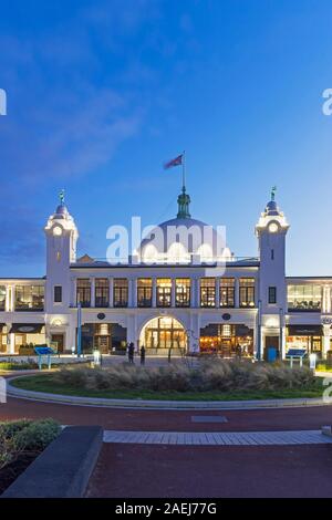 Spanische Stadt, Whitley Bay in der Dämmerung nach Sanierung Stockfoto