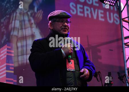 Hamid Guedroudj spricht auf der Bühne während der Welt Big Sleep Out am Times Square in New York City. Stockfoto