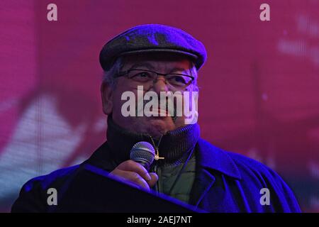 Hamid Guedroudj spricht auf der Bühne während der Welt Big Sleep Out am Times Square in New York City. Stockfoto