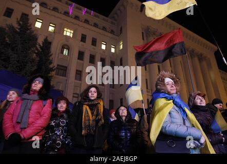 Kiew, Ukraine. 9 Dez, 2019. Menschen nehmen an einer Kundgebung vor dem ukrainischen Präsidenten Büro in Kiew, Ukraine, das am 9. Dezember 2019. Die ukrainer versammelten sich in der Nähe des ukrainischen Präsidenten von Nacht 08 Dezember, für das Erhalten der Normandie Format Ergebnisse, die in Paris am 09. Dezember 2019 statt. Laut Medien, Menschen versammelt, um für die Rallye der Ukrainische Präsident Wladimir Zelensky die Unzulässigkeit der "roten Linien" Kreuzung bei seinem Treffen mit dem russischen Präsidenten Wladimir Putin auf der Normandie vier Gipfel zu warnen. Credit: Serg Glovny/ZUMA Draht/Alamy leben Nachrichten Stockfoto