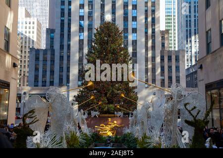 Das Rockefeller Center Christmas Tree in Manhattan, New York City, 2019 Stockfoto