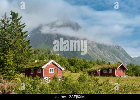 Weltkulturerbe Myklebustsetra Alm, roten und weißen Holzhäuser im Tal des Sunnmoere Follestaddal, Alpen, Mehr og Romsdal, Norwa Stockfoto