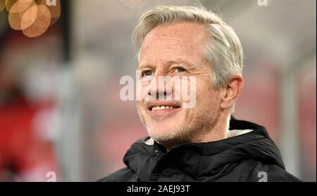 Stuttgart, Deutschland. 09 Dez, 2019. 2. Fussball Bundesliga, VfB Stuttgart - 1.FC Nürnberg, 16. Spieltag: Nürnberg Trainer Jens Keller wartet auf, um das Spiel zu starten. Quelle: Thomas Kienzle/dpa - WICHTIGER HINWEIS: In Übereinstimmung mit den Anforderungen der DFL Deutsche Fußball Liga oder der DFB Deutscher Fußball-Bund ist es untersagt, zu verwenden oder verwendet Fotos im Stadion und/oder das Spiel in Form von Bildern und/oder Videos - wie Foto Sequenzen getroffen haben./dpa/Alamy leben Nachrichten Stockfoto