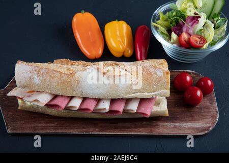 Nahaufnahme einer Club Sandwich. Salami und Käse Sandwich. Stockfoto