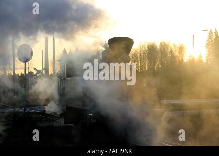 Dampflokomotive HKR 5 Sohvi, hinter viel Dampf, wird am anderen Ende des Zuges auf Jokioinen Museum Bahnhof, Finnland verschoben. Dec 8, 2019. Stockfoto