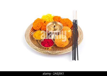 Wunderschön eingerichtete Pooja Thali für Fest Feier zur Anbetung, Haldi oder kurkuma Pulver und Kumkum, Blumen, duftende Sticks in Messingblech, Hi Stockfoto