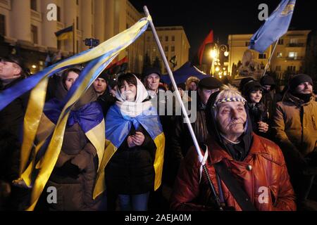 Kiew, Ukraine. 9 Dez, 2019. Menschen nehmen an einer Kundgebung vor dem ukrainischen Präsidenten Büro in Kiew, Ukraine, das am 9. Dezember 2019. Die ukrainer versammelten sich in der Nähe des ukrainischen Präsidenten von Nacht 08 Dezember, für das Erhalten der Normandie Format Ergebnisse, die in Paris am 09. Dezember 2019 statt. Laut Medien, Menschen versammelt, um für die Rallye der Ukrainische Präsident Wladimir Zelensky die Unzulässigkeit der "roten Linien" Kreuzung bei seinem Treffen mit dem russischen Präsidenten Wladimir Putin auf der Normandie vier Gipfel zu warnen. Credit: Serg Glovny/ZUMA Draht/Alamy leben Nachrichten Stockfoto