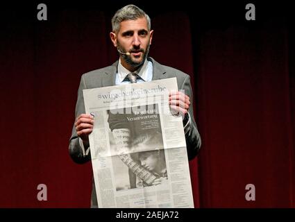 Hamburg, Deutschland. 09 Dez, 2019. Michel Abdollahi, Moderator, begrüßt die Besucher der LeadAwards. Quelle: Axel Heimken/dpa/Alamy leben Nachrichten Stockfoto