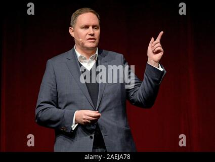 Hamburg, Deutschland. 09 Dez, 2019. Carsten Brosda (nicht-Party), Hamburger Senator für Kultur, spricht die Begrüßung an der LeadAwards. Quelle: Axel Heimken/dpa/Alamy leben Nachrichten Stockfoto