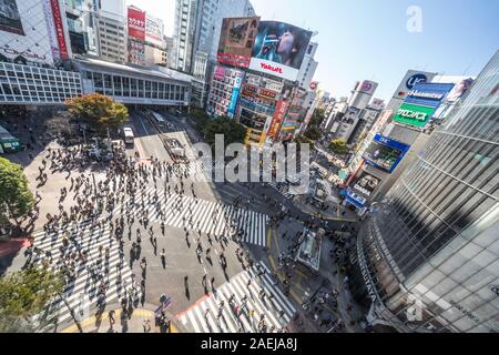 Tokyo, Japan - 5 November 2019: Voll Menschen zu Fuß, Auto Verkehr auf Shibuya scramble Crossing, hohe Blickwinkel betrachten. Tokio Touristenattraktion, Japan Tourismus Stockfoto