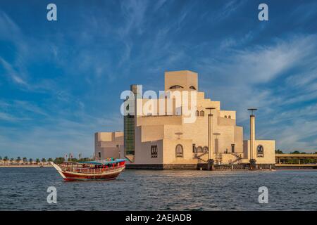 Museum für Islamische Kunst, Doha, Katar Tageslicht Außenansicht mit arabischen Golf und Dhow im Vordergrund und Wolken am Himmel Stockfoto