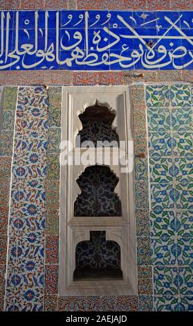 Wand Aussparung in Das eingeweiht Zimmer von Murad III Harem im Topkapi Palast in Istanbul, Türkei. Mit Blau und Weiß und Korallenrot Iznik-kacheln eingerichtet Stockfoto