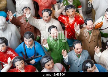 Vorsitzenden Mao und andere kulturelle Revolution keramische Figuren am Marktstand, Shanghai, China Stockfoto