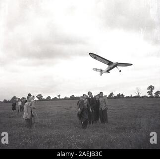 1950, historische, Mitglieder einer Aero Club flying Modellflugzeuge, England, UK. Stockfoto