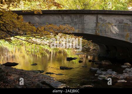 Kleine Brücke Bögen über den Mill River in Williamsburg, Massachusetts im Herbst. Stockfoto