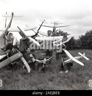 1950, historische, Mitglieder einer Aero Club in einem Feld mit ihrem Modell Flugzeuge und guliders, England, UK. Stockfoto