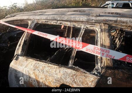 Dezember 2019 - Ausgebrannt gestohlenen BMW Kombi, die absichtlich in Brand gesetzt worden waren, Beweise zu vernichten. Stockfoto