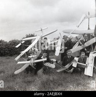 1950, historische, Mitglieder einer Aero Club in einem Feld mit ihrem Modell Flugzeuge und guliders, England, UK. Stockfoto