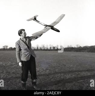 1950, historische, Mitglieder einer Aero Club in einem Feld mit ihrem Modell Flugzeuge und guliders, England, UK. Stockfoto