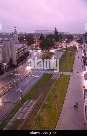 Antenne Panorama einer Straßenbahnschienen und eine Straße von Nantes in Frankreich Stockfoto