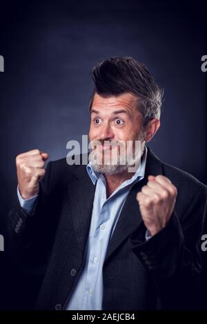 Ein Porträt der lustige Lucky bärtiger Mann mit Irokesen tragen. Menschen und Emotionen Konzept Stockfoto