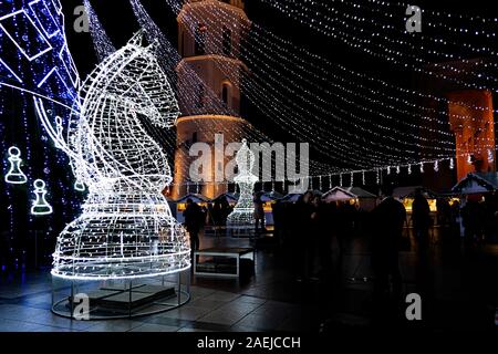 Vilnius, Litauen - Dezember 9, 2019: schöne Weihnachtsbaum dekoriert, Weihnachtsmarkt in der Kathedrale von Vilnius, Litauen Stockfoto