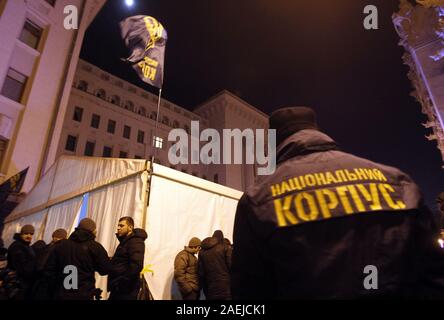 Kiew, Ukraine. 9 Dez, 2019. Menschen nehmen an einer Kundgebung vor dem ukrainischen Präsidenten Büro in Kiew, Ukraine, das am 9. Dezember 2019. Die ukrainer versammelten sich in der Nähe des ukrainischen Präsidenten von Nacht 08 Dezember, für das Erhalten der Normandie Format Ergebnisse, die in Paris am 09. Dezember 2019 statt. Laut Medien, Menschen versammelt, um für die Rallye der Ukrainische Präsident Wladimir Zelensky die Unzulässigkeit der "roten Linien" Kreuzung bei seinem Treffen mit dem russischen Präsidenten Wladimir Putin auf der Normandie vier Gipfel zu warnen. Credit: Serg Glovny/ZUMA Draht/Alamy leben Nachrichten Stockfoto