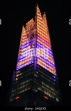 Der Shard, London, UK. 09 Dez, 2019. Der Shard eingeschaltet, die Umwandlung der oberen 20 Geschichten des berühmten Shard Wolkenkratzer und Wahrzeichen in einem bunten Spektakel, sichtbar in der Hauptstadt. In diesem Jahr Shard leuchtet das Display hat durch die Schülerinnen und Schüler konzipiert. Credit: Imageplotter/Alamy leben Nachrichten Stockfoto