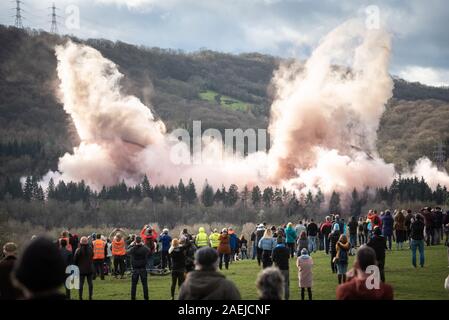 Ironbridge, Shropshire, Großbritannien. 6. Dezember 2019. Sprengstoffe verwendet vier Kühltürme der stillgelegten Kraftwerk in der Nähe von Ironbridge zu demolieren Stockfoto