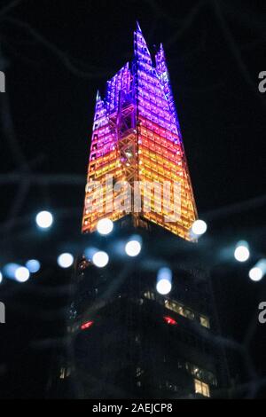 Der Shard, London, UK. 09 Dez, 2019. Der Shard eingeschaltet, die Umwandlung der oberen 20 Geschichten des berühmten Shard Wolkenkratzer und Wahrzeichen in einem bunten Spektakel, sichtbar in der Hauptstadt. In diesem Jahr Shard leuchtet das Display hat durch die Schülerinnen und Schüler konzipiert. In Bezug auf die Opfer der jüngsten London Bridge Angriffe, die Lichter einschalten aus dem letzte Woche auf Heute verschoben wurde. Credit: Imageplotter/Alamy leben Nachrichten Stockfoto