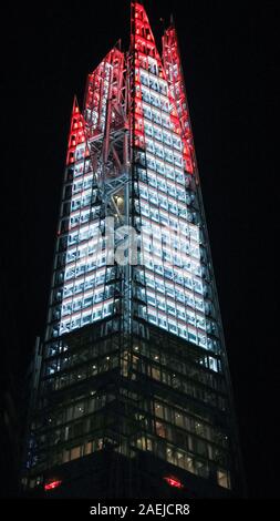 Der Shard, London, UK. 09 Dez, 2019. Der Shard eingeschaltet, die Umwandlung der oberen 20 Geschichten des berühmten Shard Wolkenkratzer und Wahrzeichen in einem bunten Spektakel, sichtbar in der Hauptstadt. In diesem Jahr Shard leuchtet das Display hat durch die Schülerinnen und Schüler konzipiert. Credit: Imageplotter/Alamy leben Nachrichten Stockfoto