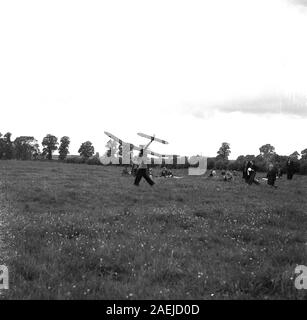 1950, historische, Mitglieder einer Aero Club in einem Feld mit ihrem Modell Flugzeuge, England, UK. Stockfoto