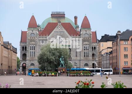 Ansicht der Aleksis Kivi Denkmal und das Finnische Nationaltheater Helsinki (Suomen Kansallisteatteri), Helsinki Railway Square, Finnland, Skandinavien Stockfoto