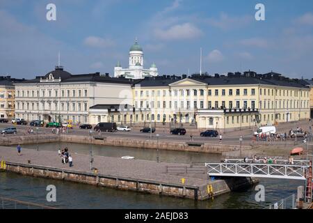 Erhöhte Blick über South Harbor in Richtung Bundesgericht und der Präsidentenpalast (rechts) in Pohjoisesplanadi, im Hintergrund die Evangelische Luth Stockfoto