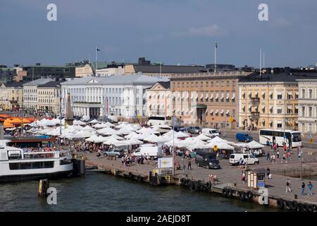 Erhöhte Blick über South Harbor gegenüber dem freien Markt Kauppatori in Marktplatz und Regierungsgebäude, hellgrau Gebäude ist die Stadt in Stockfoto