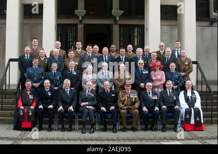 Der Herzog von Edinburgh Besuch einer Service anlässlich der Feierlichkeiten zum 175-jährigen Bestehen der Soldat und der Flieger schrift Leser an die Wachen Kapelle in London. L-R (vordere Reihe) Der Reverand Jonathan Woodhouse, Colonel Edward Armistead, Air Commodore Ben Laite, Vice President Sir Lawrence Neue, Herzog von Edinburgh, General Lord Dannatt, Major General Morgan Llewellyn, Vorsitzender Brigadier Ian Dobbie und der ehrwürdigen Ray Pentland RAF. Stockfoto