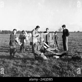 1950, historische, Mitglieder einer Aero Club in einem Feld mit ihrem Modell Flugzeuge, England, UK. Stockfoto