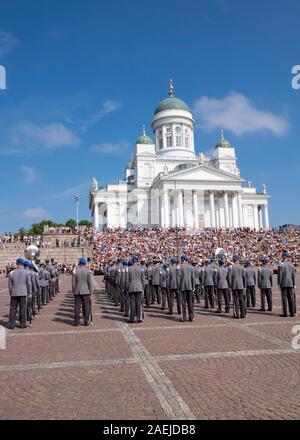 Blick über die Senate Platz gegenüber militärischen Band und die Menschen auf den Stufen der Kathedrale von Helsinki, Helsinki, Finnland, Skandinavien, Europa sitzen Stockfoto