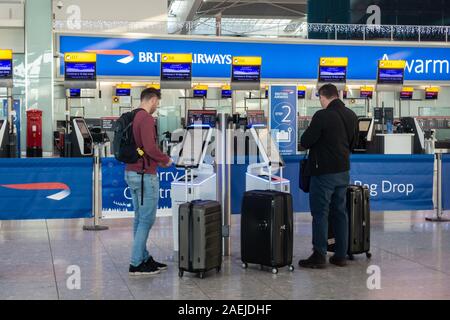 Die Menschen benutzen British Airways Self Service Check-in Automaten am Flughafen Heathrow Terminal 5, London, UK Stockfoto