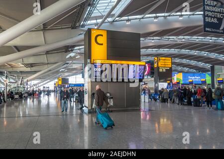 Zone C der Prüfung in der Halle am Flughafen Heathrow Terminal 5, London, UK Stockfoto