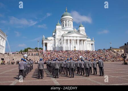 Blick über die Senate Platz gegenüber militärischen Band und die Menschen auf den Stufen der Kathedrale von Helsinki, Helsinki, Finnland, Skandinavien, Europa sitzen Stockfoto