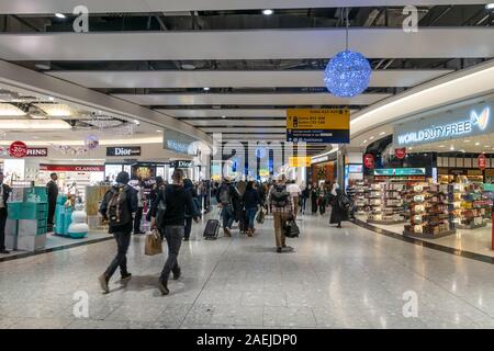 Duty Free Shopping in Abflüge am Flughafen Heathrow Terminal 5 in London, Großbritannien Stockfoto