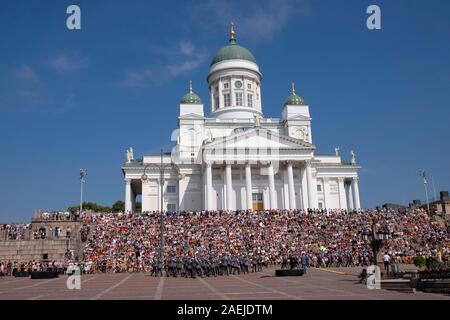 Blick über die Senate Platz gegenüber militärischen Band und die Menschen auf den Stufen der Kathedrale von Helsinki, Helsinki, Finnland, Skandinavien, Europa sitzen Stockfoto