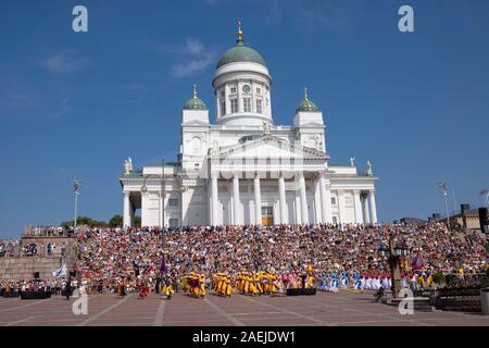 Blick über die Senate Platz in Richtung südkoreanischen Militärs band und Leute sitzen auf die Schritte der lutherischen Kathedrale, Helsinki, Finnland, Scandina Stockfoto