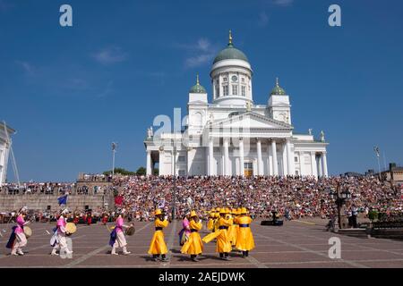 Blick über die Senate Platz in Richtung südkoreanischen Militärs band und die Menschen auf den Stufen der lutherischen Kathedrale, Helsinki, Finnland, Europa sitzen Stockfoto